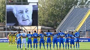 Minuto de silencio para recordar al exentrenador italiano Carlo Mazzone, antes del partido entre el Empoli FC  y el Hellas Verona.
