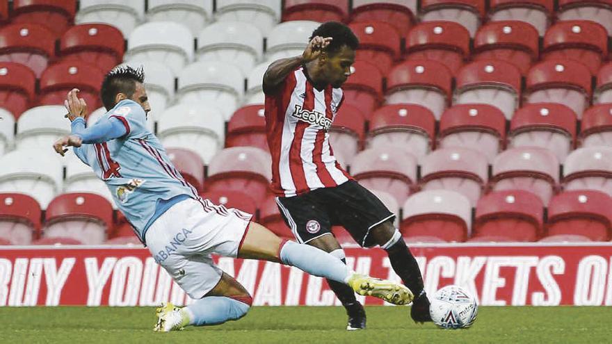 David Costas intentar cortar un balón. // Brentford FC