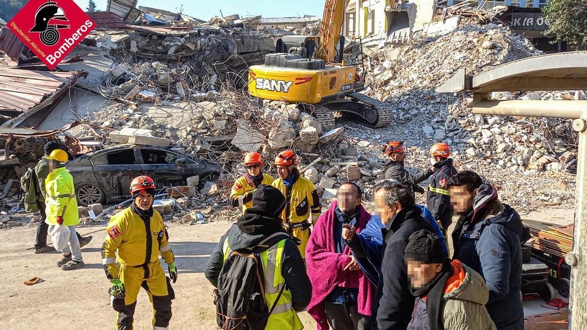 Los bomberos alicantinos ya están actuando en el terremoto de Turquía