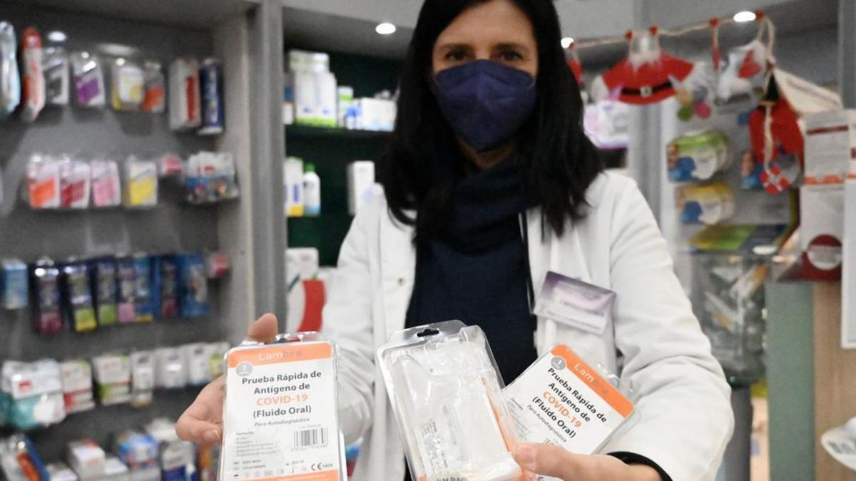 Test en la farmacia Evangelina Lago de Rosalía de Castro. |   // R. VÁZQUEZ