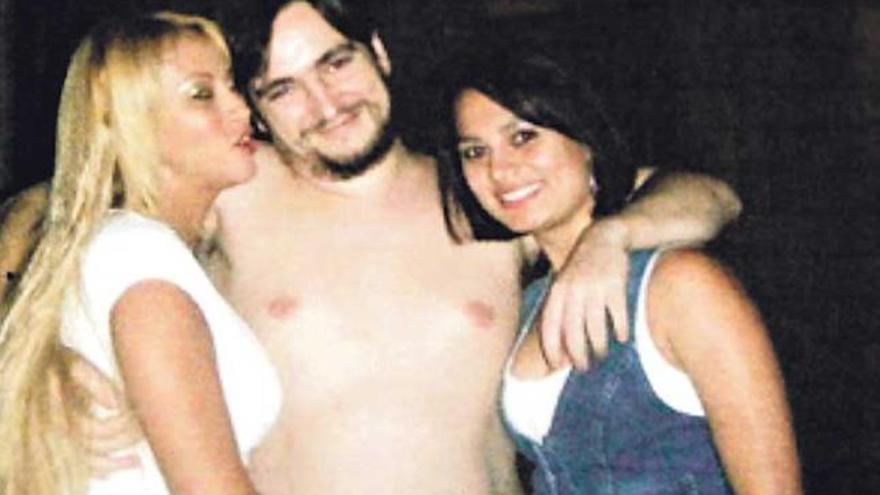 Ignacio González de Arriba, junto a sus dos supuestas esposas.