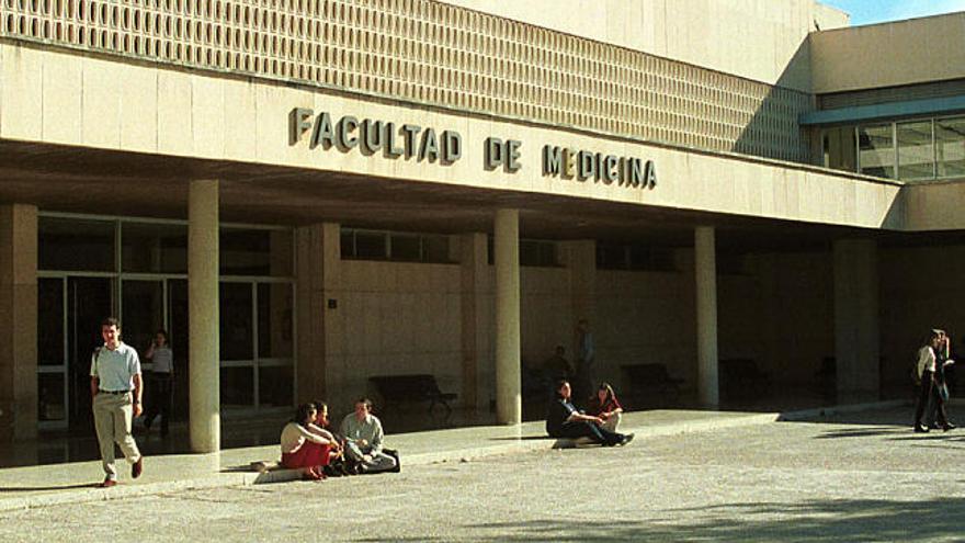 Cinco graduados en Medicina en la UMA, entre los 100 primeros del examen MIR