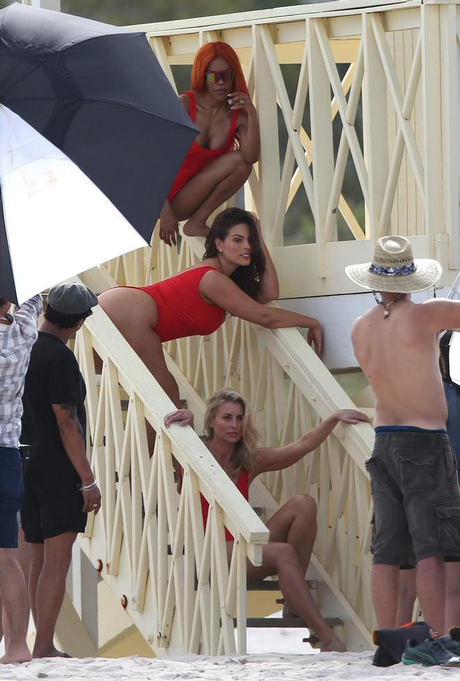 Ashley Graham y otras modelos posando en bañador