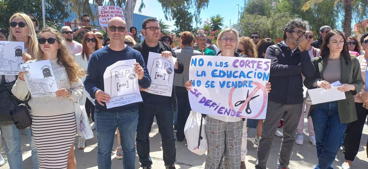 Un momento de la protesta con miembros del PSOE y Sueña Torrevieja