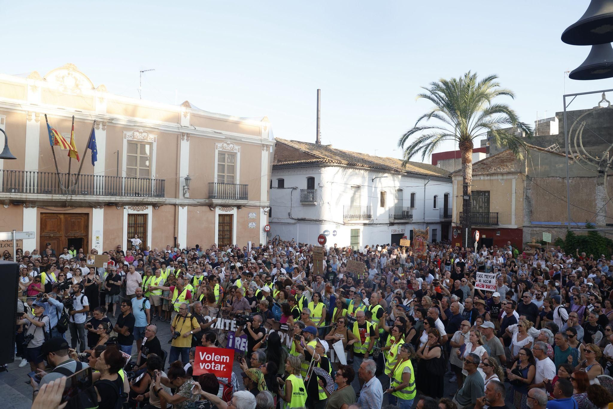 La novena manifestación contra Mazón por la gestión de la dana desde Catarroja, en imágenes