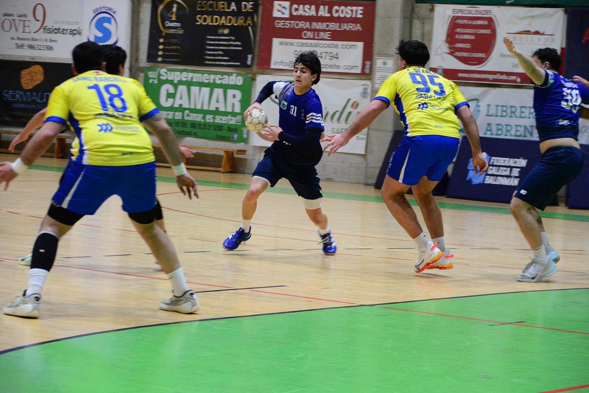 Martín Cadilla en una acción del encuentro de ayer en Bueu.