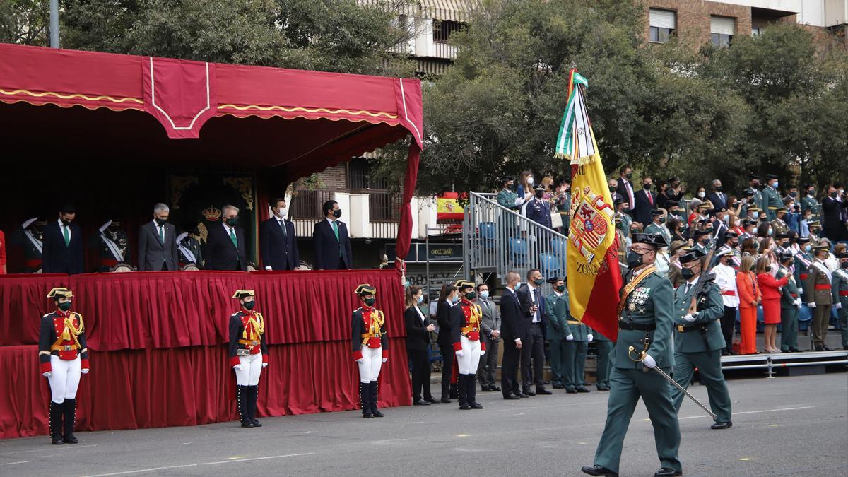 Autoridades durante el desfile de la Guardia Civil en Córdoba. 