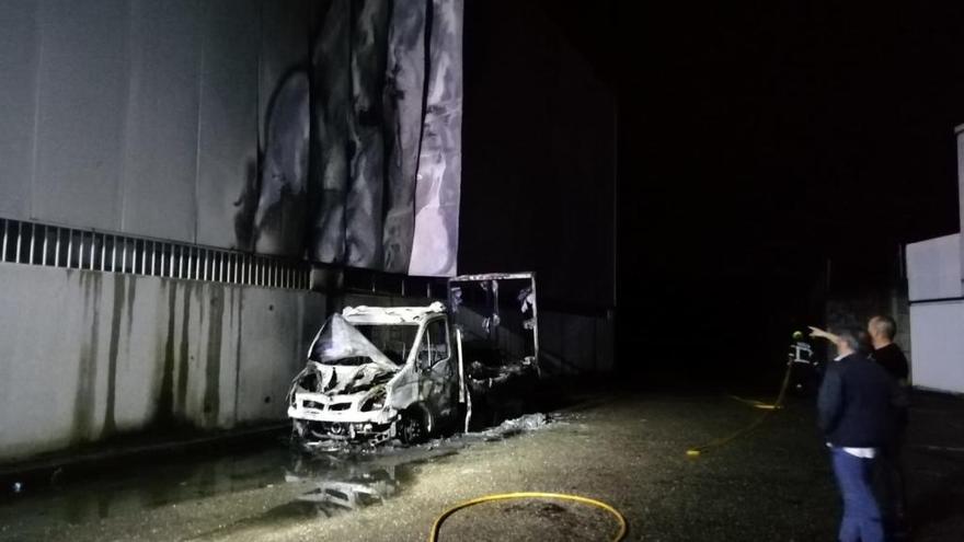 El incendio de un camión pone en peligro la nave de Man en Rubiáns