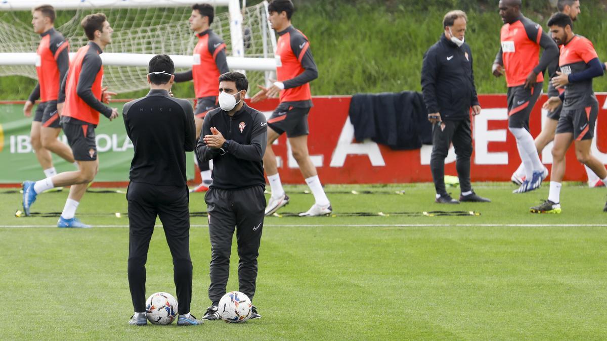 Gallego conversa con Toni Clavero en un entrenamiento en Mareo