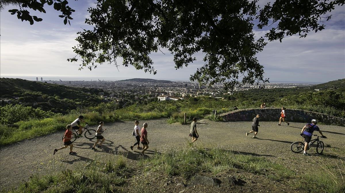 La carretera de Vallvidrera es una de mis preferidas para salir de Barcelona en bicicleta y no la había visto nunca así en mi vida. Ya sabía que habría gente, pero aluciné al ver que a las 6.00 am había tal cantidad de gente corriendo y pedaleando el 2 de mayo, el primer día que el Gobierno permitió salir a pasear y hacer deporte.