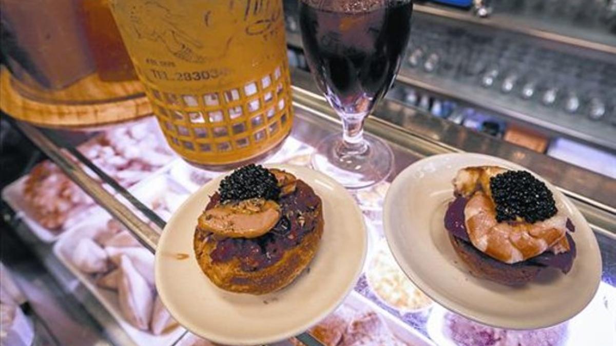 QUIMET &amp; QUIMET Con un montadito de mejillones y caviar y langostinos con piquillos.