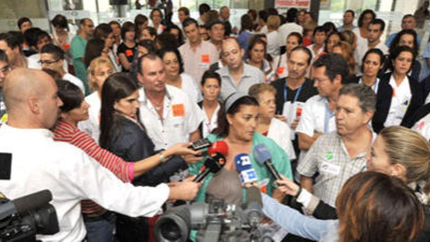 Portavoces de los sindicatos atienden a los medios de comunicación durante la protesta en la puerta del Hospital Doctor Negrín, ayer por la mañana. i S. BLANCO