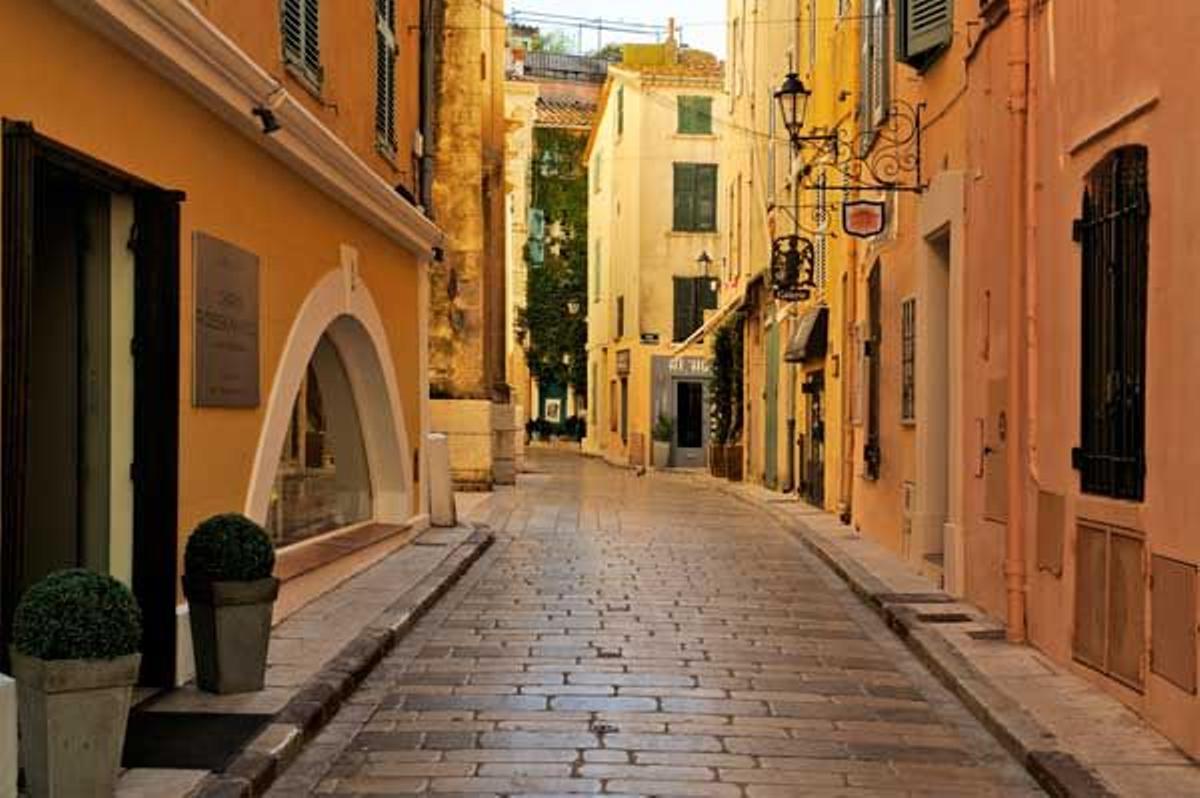 Estrechas calles de St.Tropez, en la Provenza francesa.