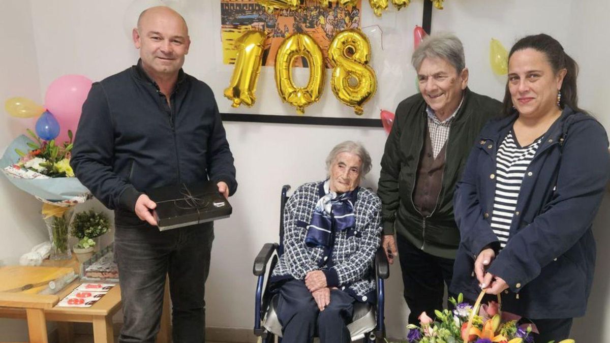Cuando Concha celebró su 108 cumpleaños recibió la visita del alcalde de Covelo.