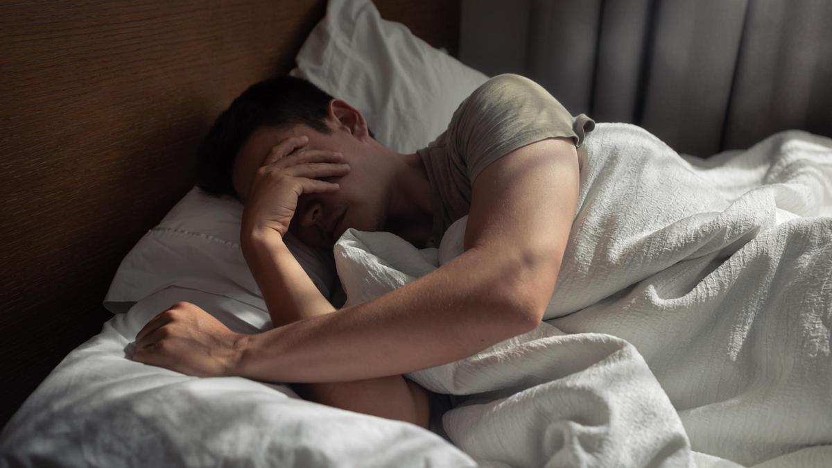 Un hombre tiene problemas para conciliar el sueño