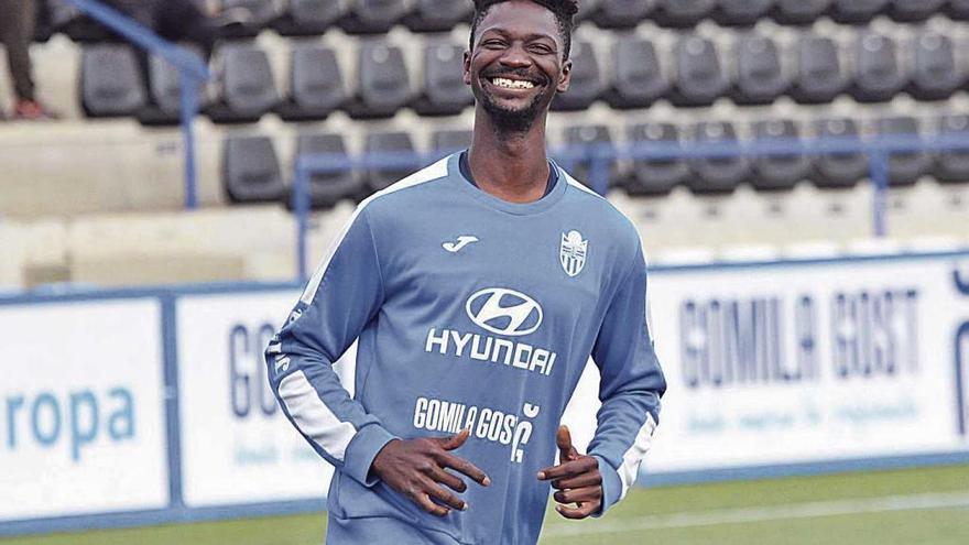 Nuha Marong sonríe durante el entrenamiento de ayer en Son Malferit.