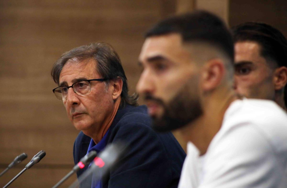 Loren Juarros, director deportivo del Málaga CF, durante la presentación del acuerdo de renovación de Einar Galilea y Eneko Jauregi.