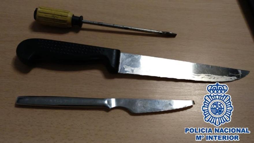 Cuchillos intervenidos a dos detenidos por robos violentos Fuengirola.