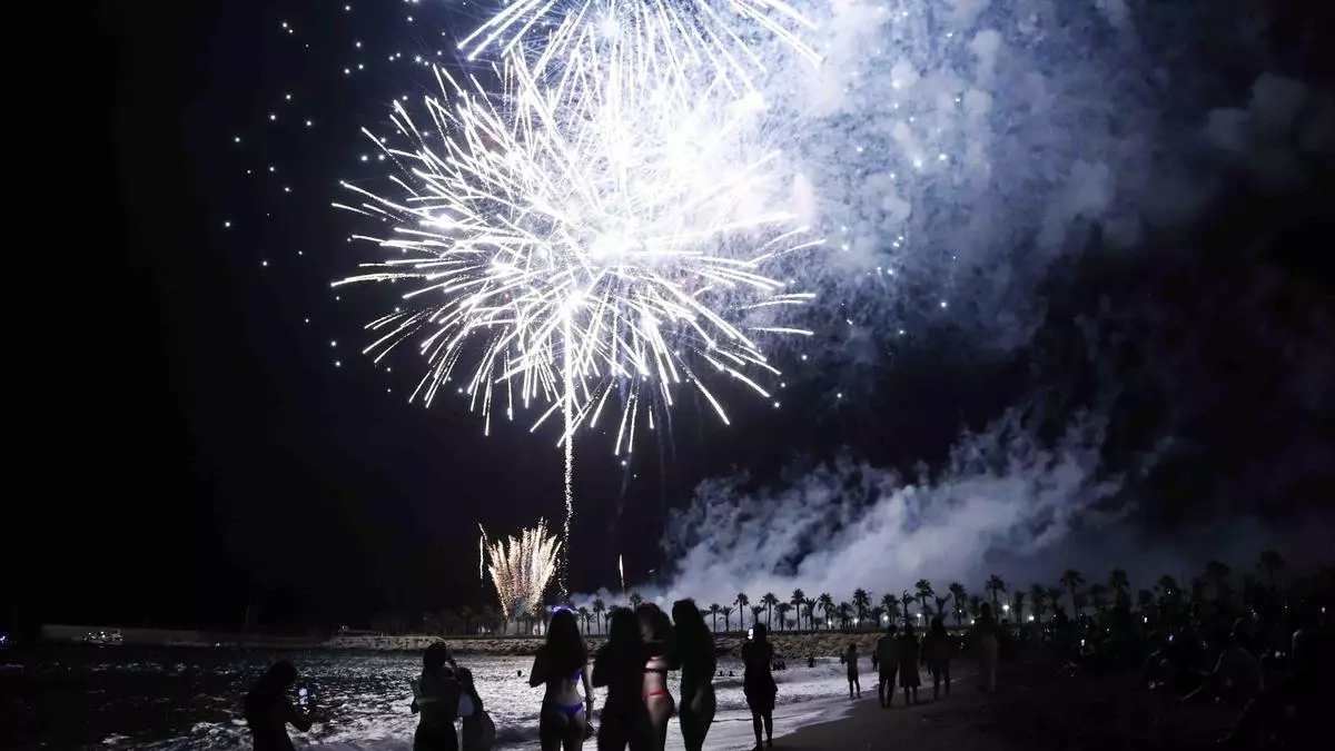 Los fuegos dan la bienvenida a la Feria de Málaga 2024