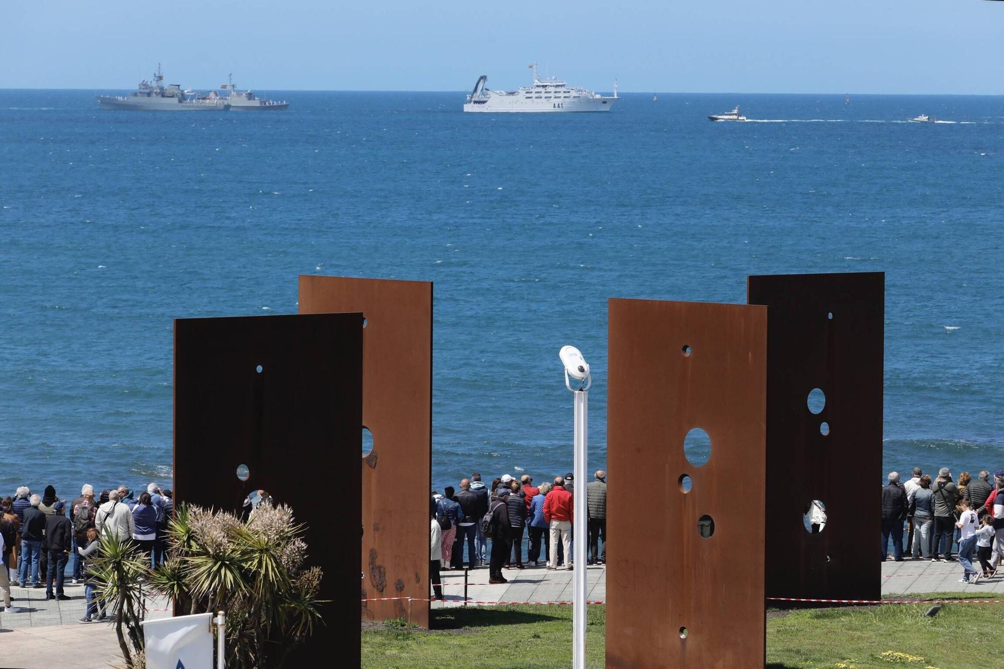 EN IMÁGENES: Así fue la revista naval  del Rey Felipe VI y la exhibición aérea en Gijón por el Día de las Fuerzas Armadas