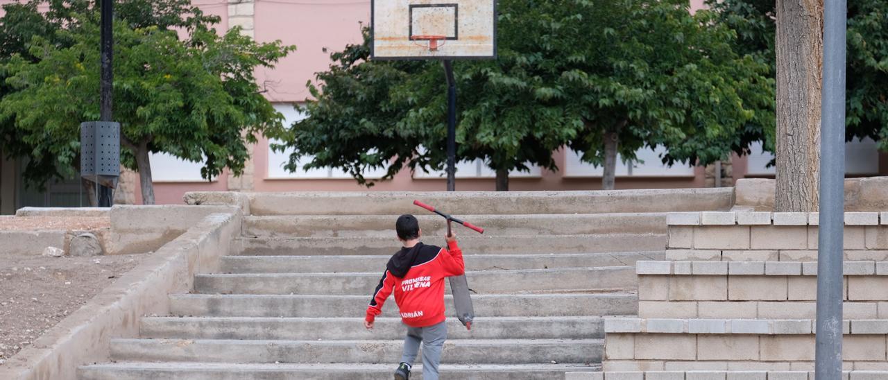 El alumno de un colegio de Villena jugando en el patio.