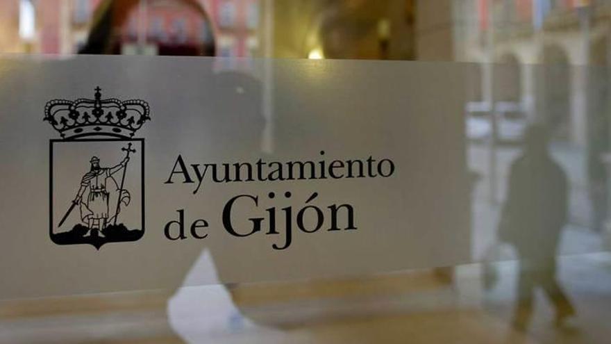 El logotipo del Ayuntamiento en una cristalera.