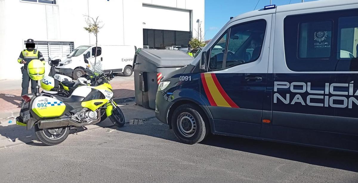 Agentes de la Policía Nacional inspeccionan un almacén de paquetería en El Palmar