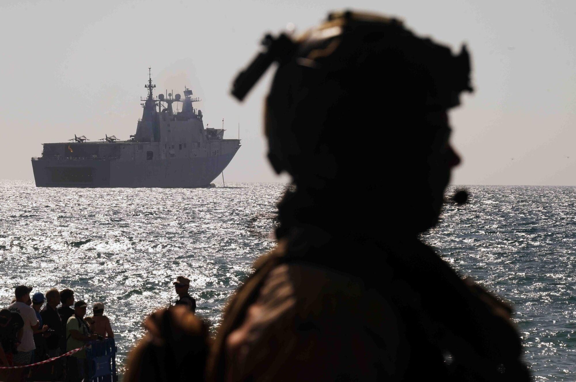 Exhibición dinámica de un desembarco anfibio de La Armada, donde aviones, helicópteros, Infantes de Marina, embarcaciones rápidas y lanchas de desembarco actúan en un escenario simulado de rescate de rehenes