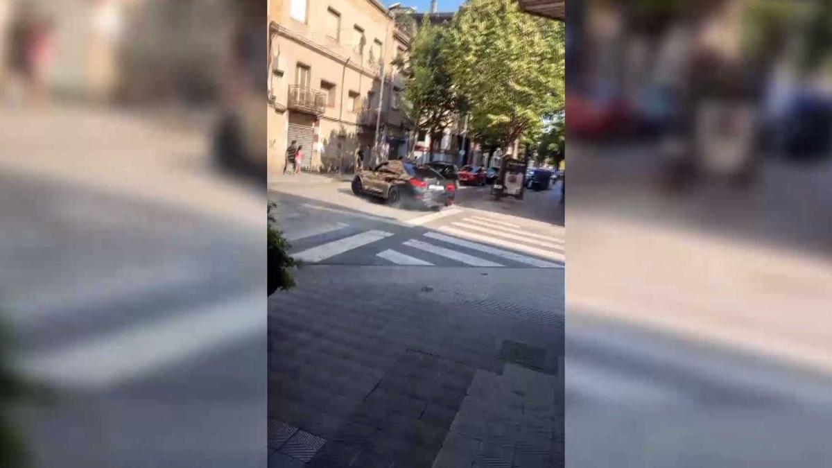 Vídeo | Identifiquen el conductor d'un vehicle que feia virolles en ple centre de Figueres