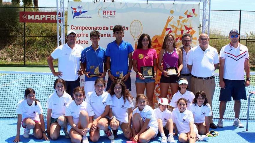 Los finalistas, ayer en las instalaciones de Los Abetos, junto a los organizadores. // FdV