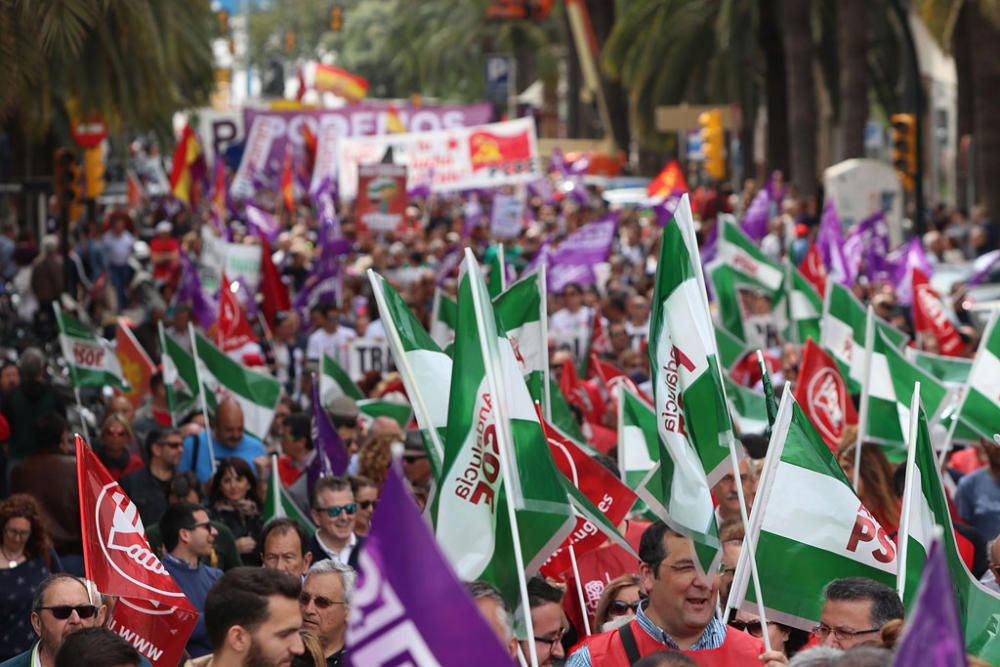 Miles de personas participan en la marcha convocada por los sindicatos para este martes, Día Internacional del Trabajo