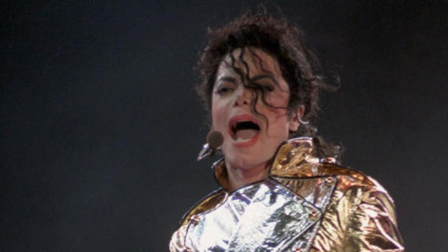 Michael Jackson fallece en su casa de  Los Ángeles tras sufrir un paro cardiaco