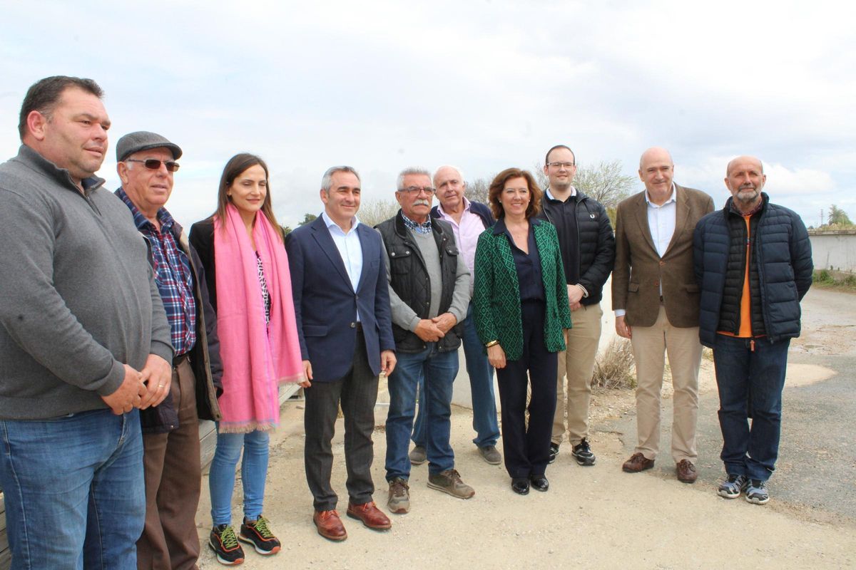Miembros del Juzgado de Aguas del Azud de Alteitamí junto al conseller, la directora general del Agua y la alcaldesa de Almoradí