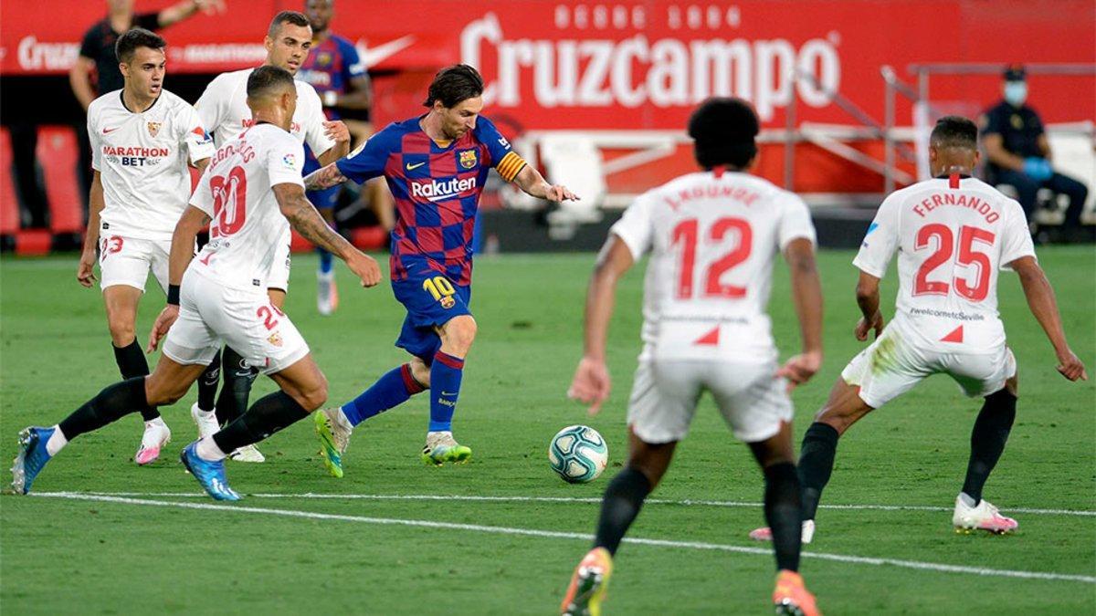 Messi, rodeado de jugadores del Sevilla