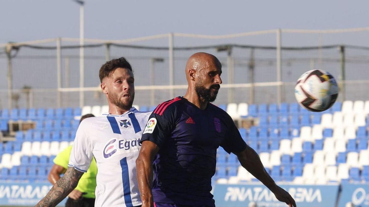 Mikel Rico controla el balón en el partido ante el Tenerife. | LOYOLA PÉREZ DE VILLEGAS