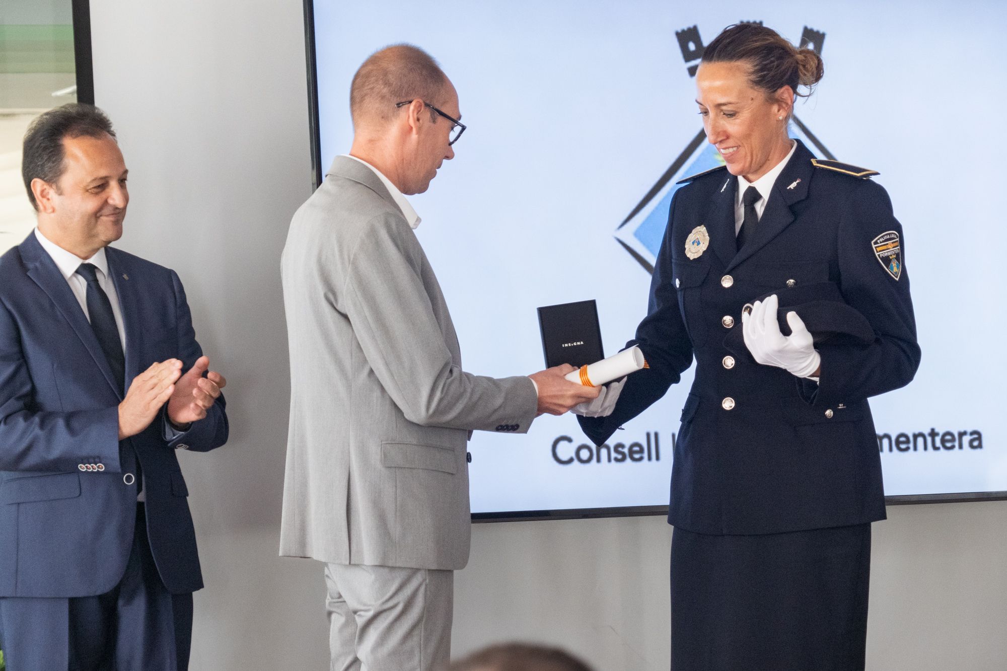 Así ha sido la entrega de medallas para premiar la labor de tres policías de Formentera