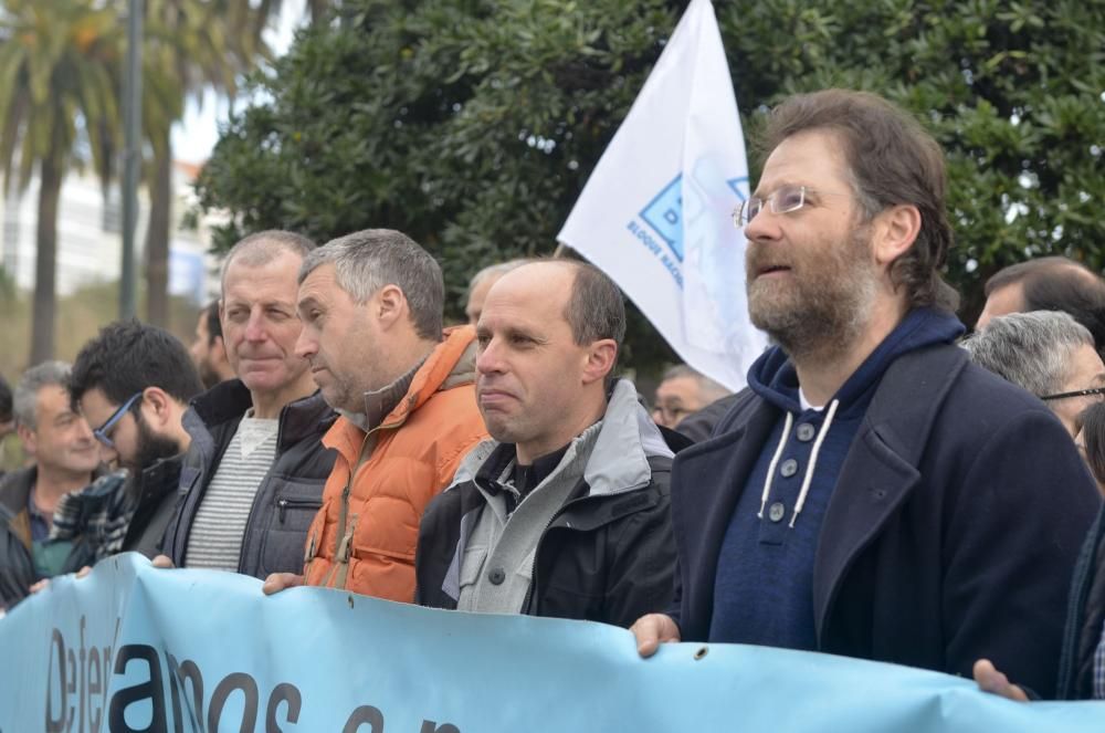 Los mariscadores se manifiestan para exigir el saneamiento de la ría de O Burgo