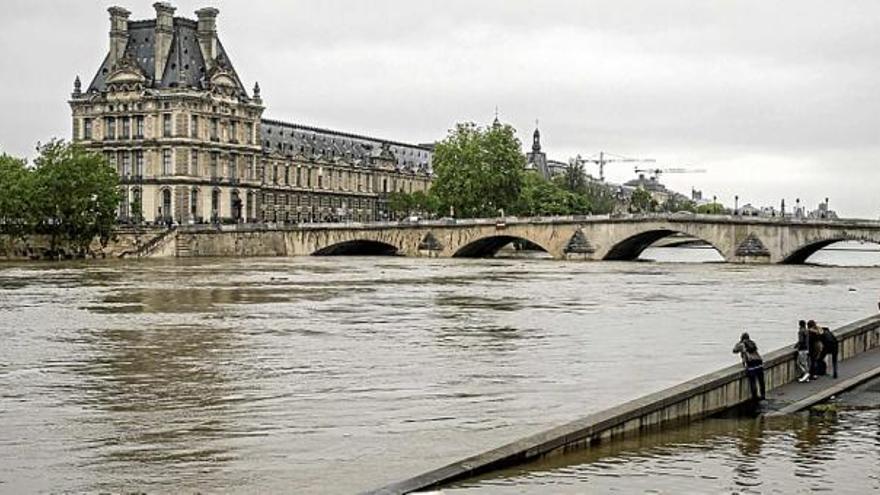 L&#039;aigua ha engolit els passejos fluvials de la capital francesa