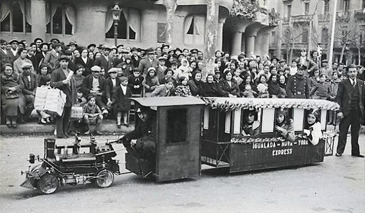 Paseo de Gràcia. Público observando la carroza con forma de pequeño tren. 28 de febrero de 1933. Foto: Pérez de Rozas.