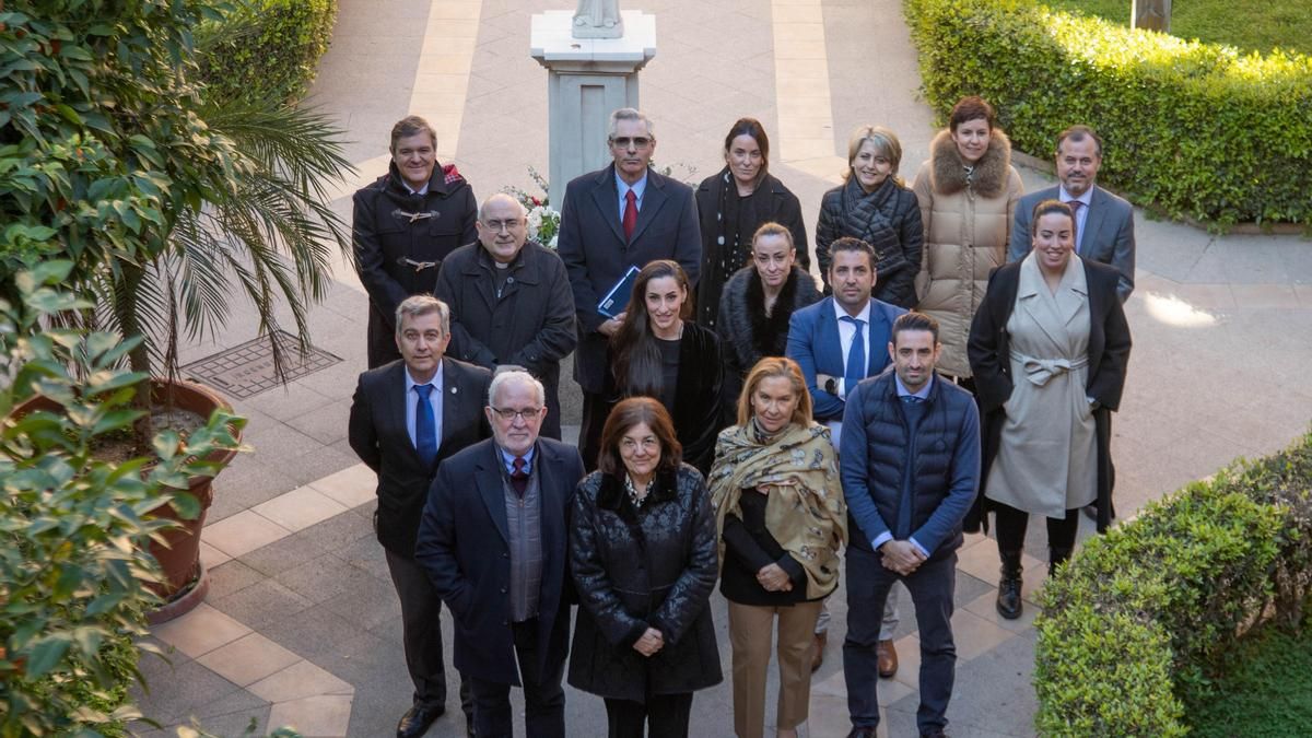 María Dolores García, junto a Vicente Mendoza, hermano de José Luis Mendoza, la rectora Josefina García y miembros del patronato.