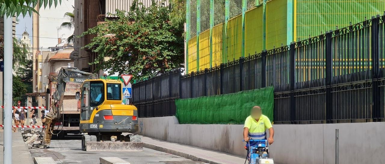 Las obras en la calle Cervantes por la que se accede al colegio público Padre Manjón.