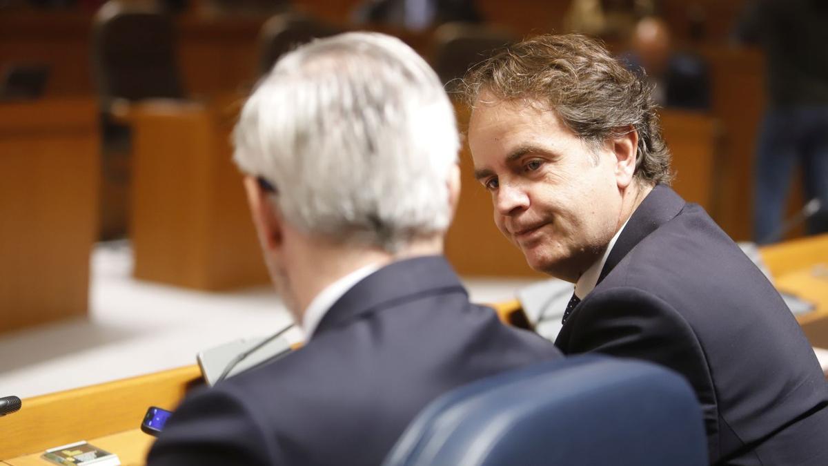El consejero de Hacienda del Gobierno de Aragón, Roberto Bermúdez de Castro, con el presidente Azcón, en un pleno.