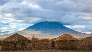 Este es el volcán más extraño del mundo: emite lava negra y muy líquida