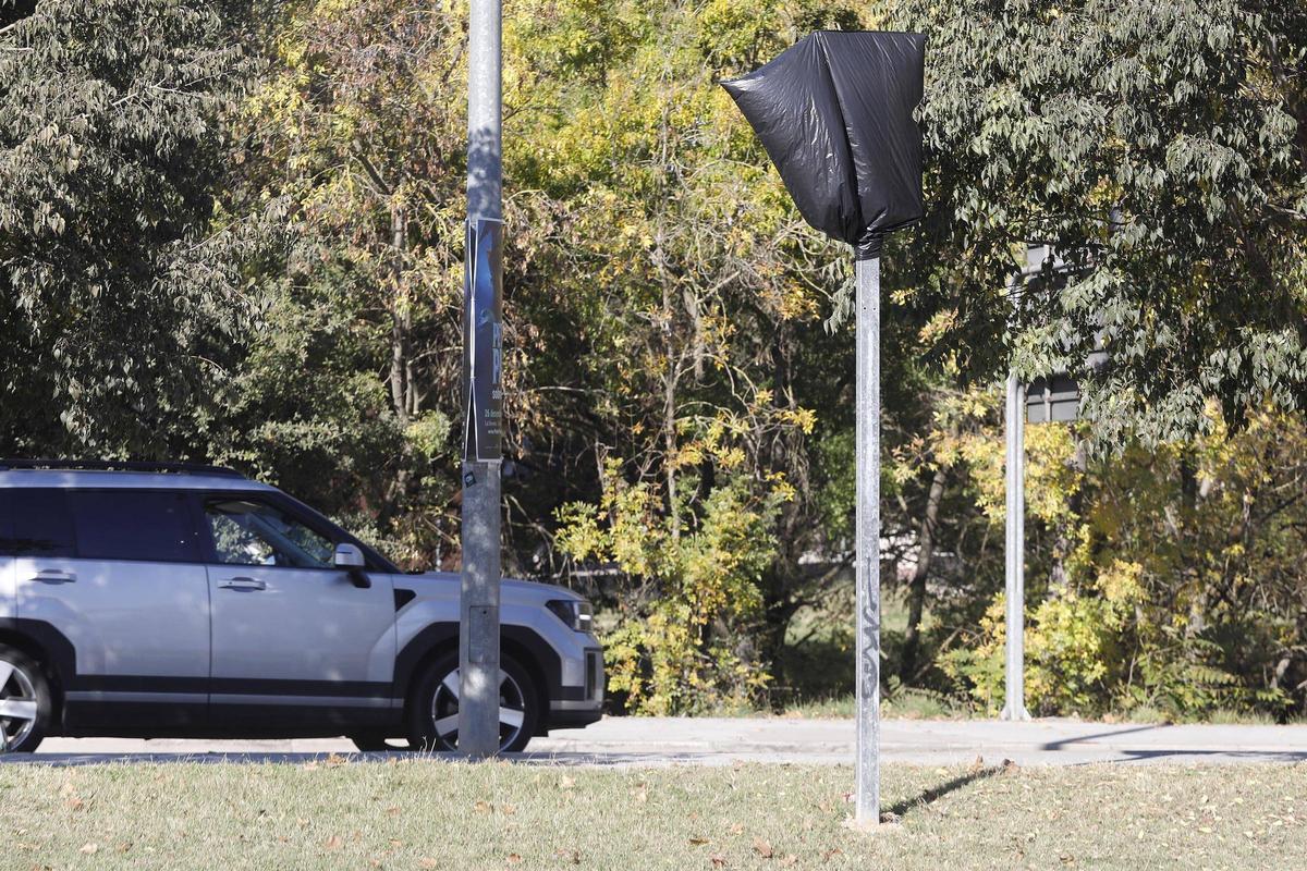 Una senyal d'nformació de pagament dels autobusos turístics, encara tapada.
