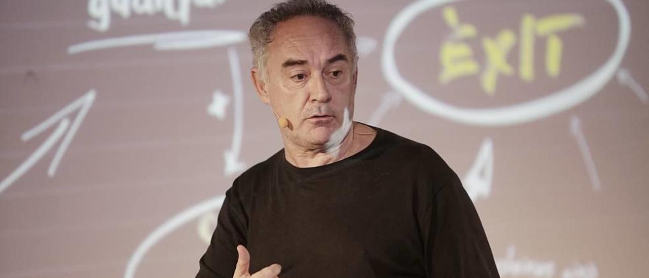 Ferran Adrià, ayer, en CaixaForum, momentos antes de iniciar sus intervenciones.