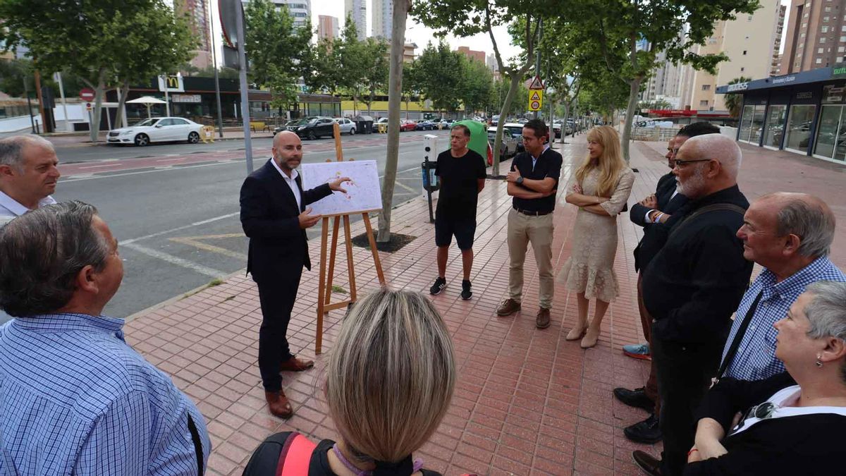 Los concejales junto a los vecinos en la zona donde se cambia el tráfico en Benidorm.