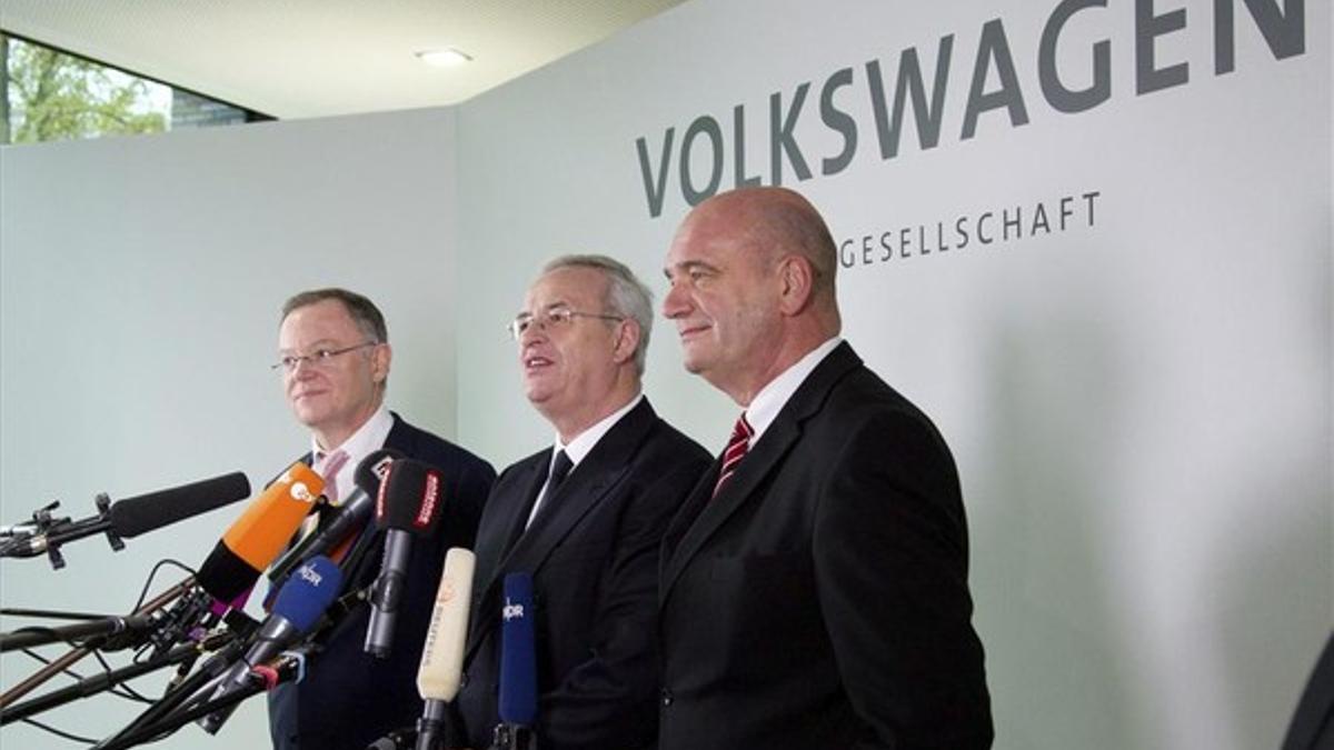 El presidente de Volkswagen, Martin Winterkorn (centro), tras el consejo de VW celebrado ayer en Wolfsburg