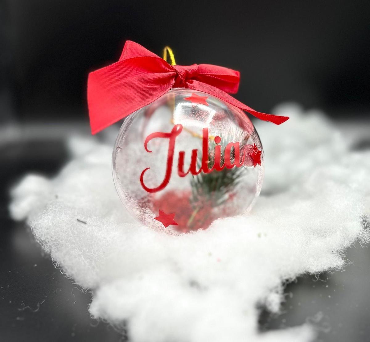 Una de las bolas para el árbol de Navidad elaborado en los talleres solidarios de Casa Caridad