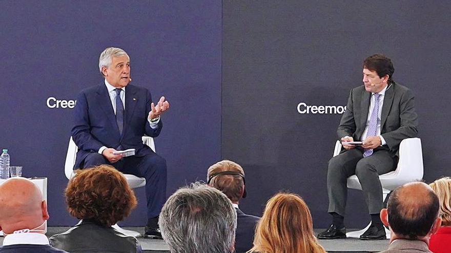 El expresidente del Parlamento Europeo, Antonio Tajani, junto al presidente Fernández Mañueco durante una de las conferencias. | M. Chacón - Ical