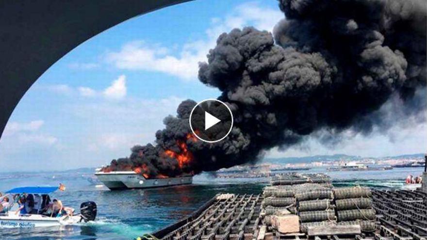 Arde un barco con 50 personas a bordo en Pontevedra